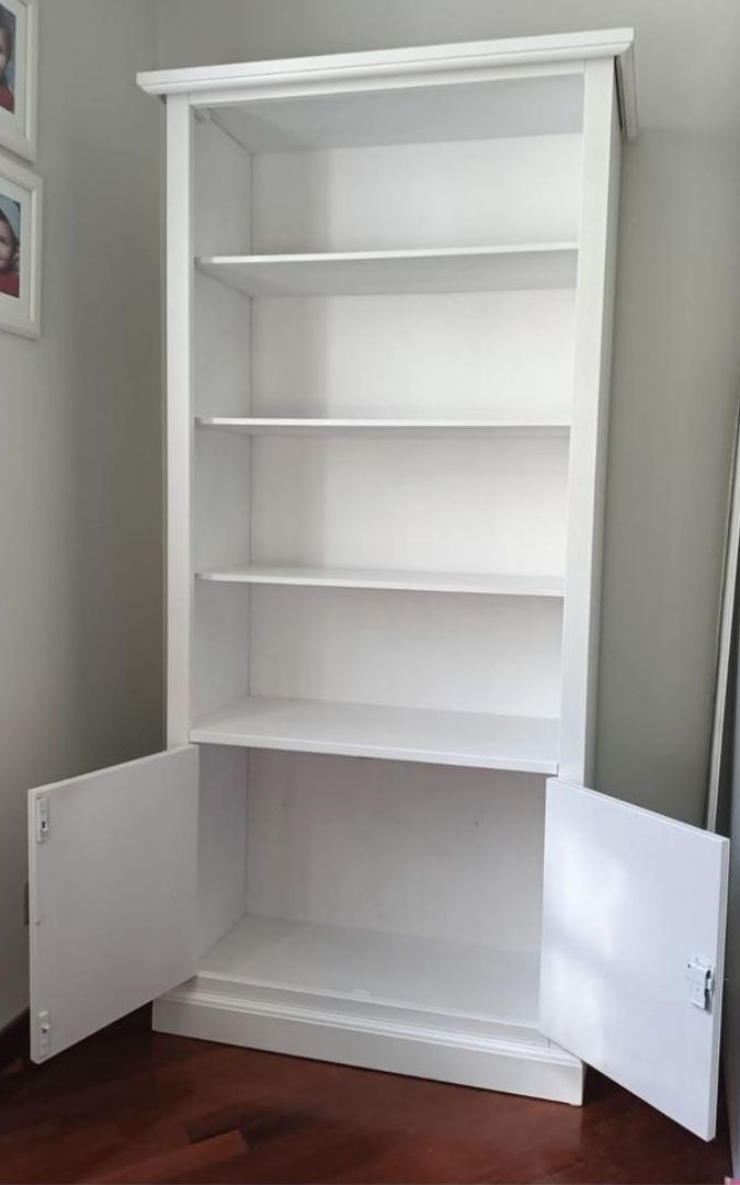 Libreria classica in legno bianco opaco con vani a giorno e vano inferiore chiuso da due ante, stile Arte Povera.
