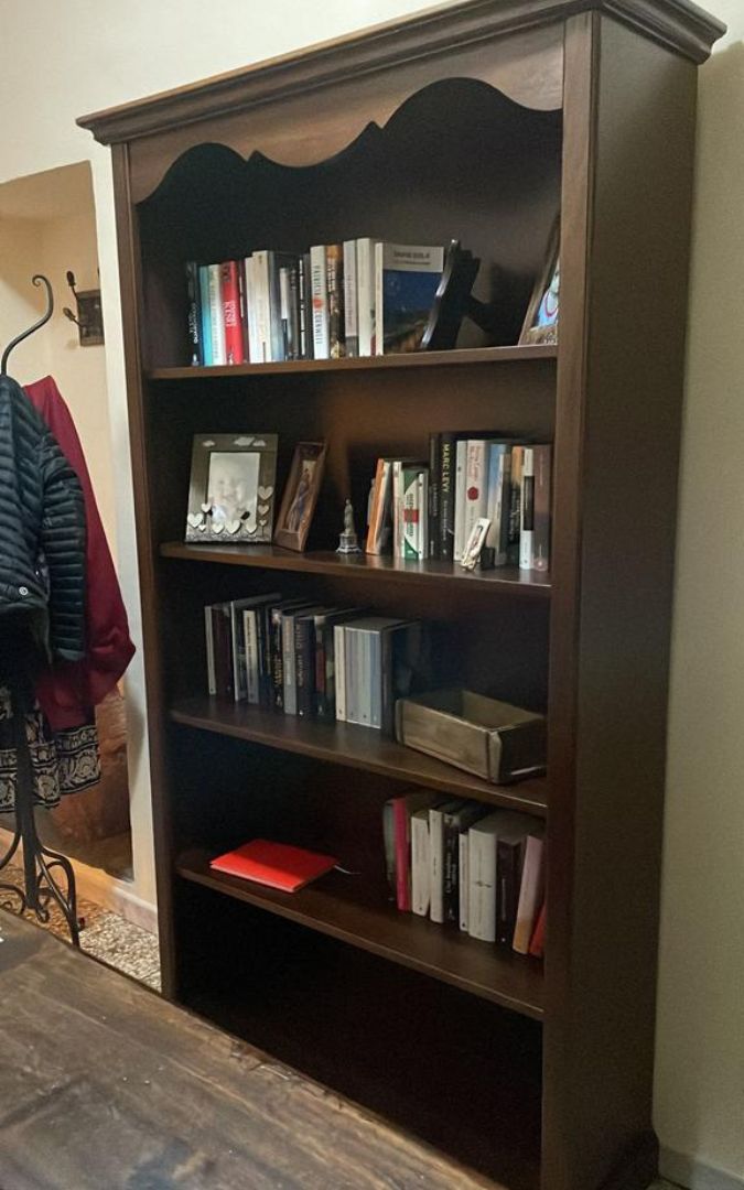 Libreria in legno color noce scuro con cinque ripiani, in stile Arte Povera.