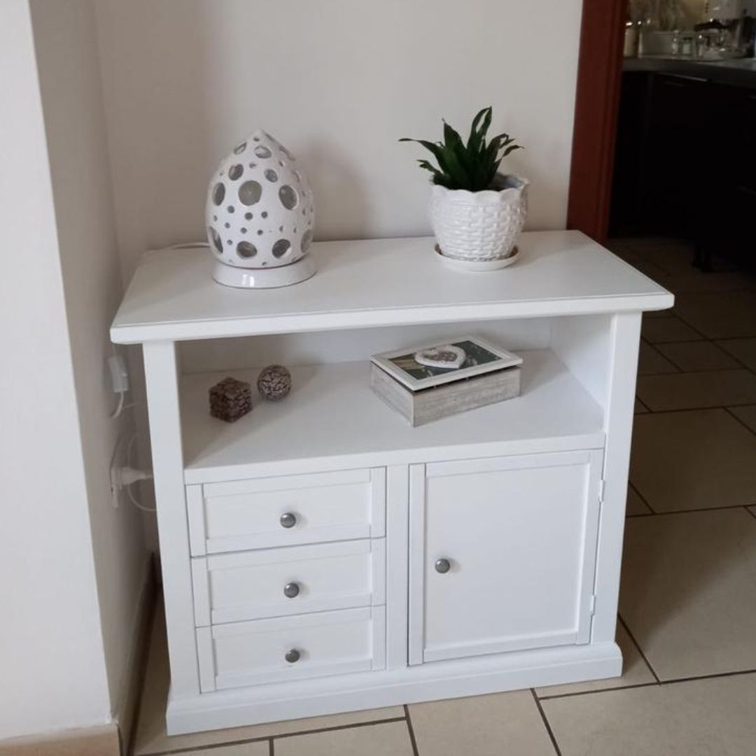Mobile porta TV in legno bianco con vano a giorno, un'anta e tre cassetti, stile Arte Povera.
