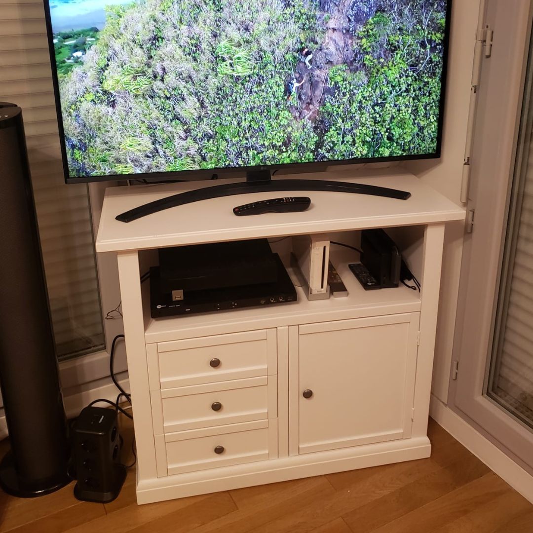 Mobile porta TV stile classico con piano d'appoggio, tre cassetti e vano a giorno superiore per elettronica.