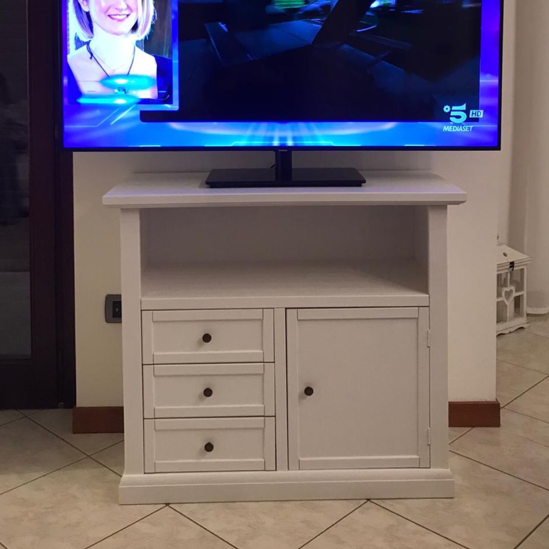Dettaglio frontale mobile porta TV bianco con tre cassetti e un'anta, ideale per arredamento tradizionale.