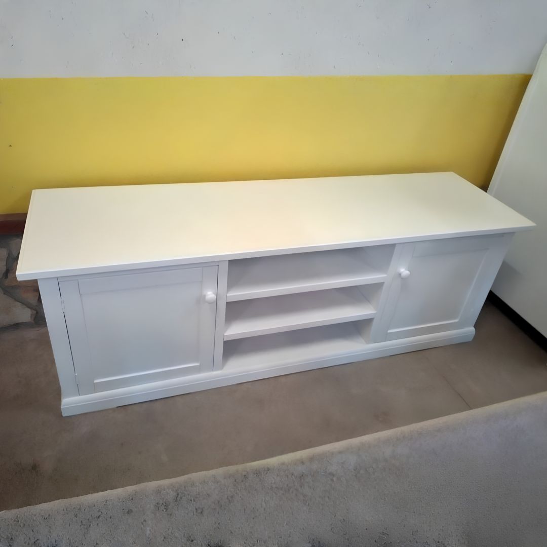 Mobile porta TV in legno bianco opaco con due ante laterali e vani centrali a giorno.