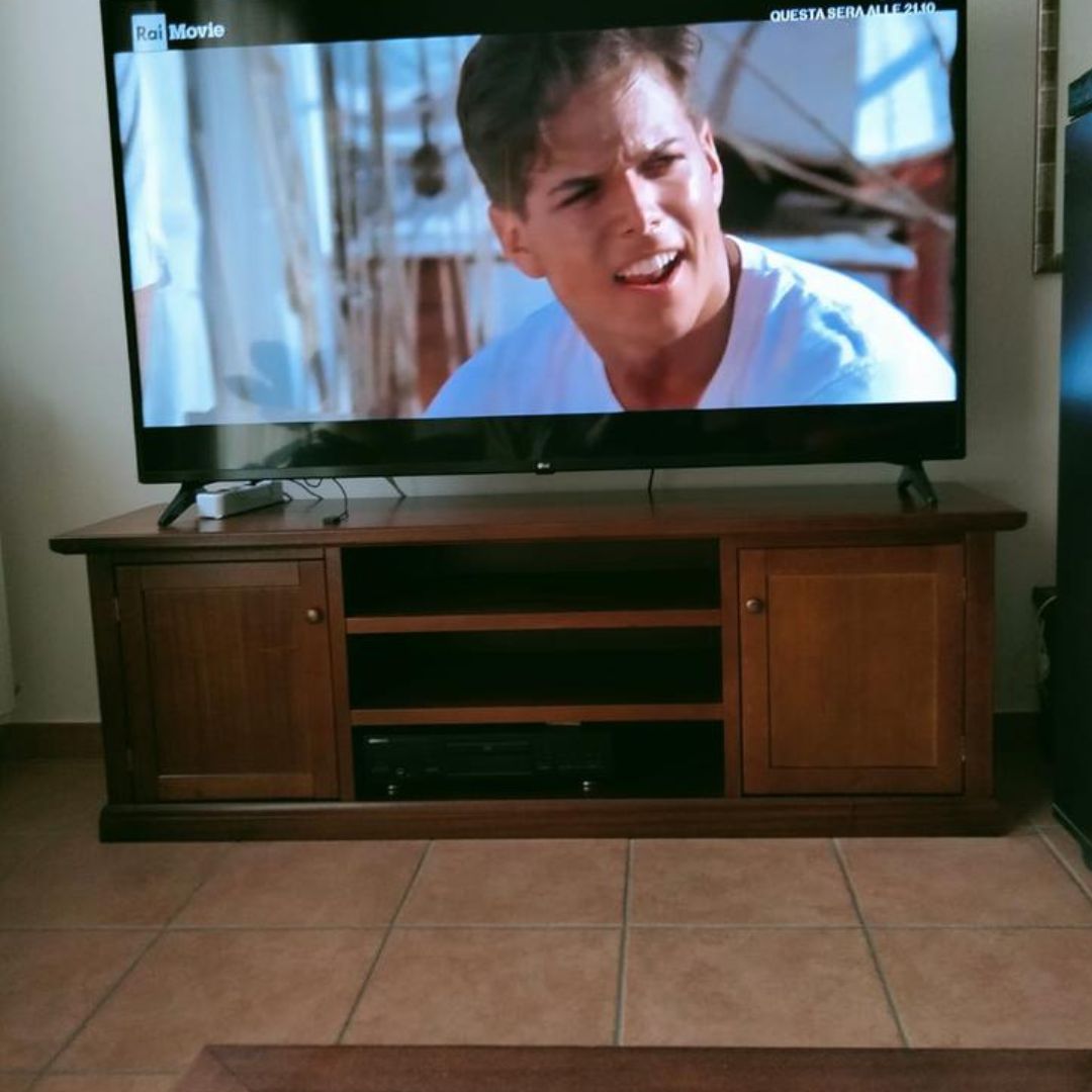 Mobile porta TV in legno noce scuro con vani a giorno e due ante laterali