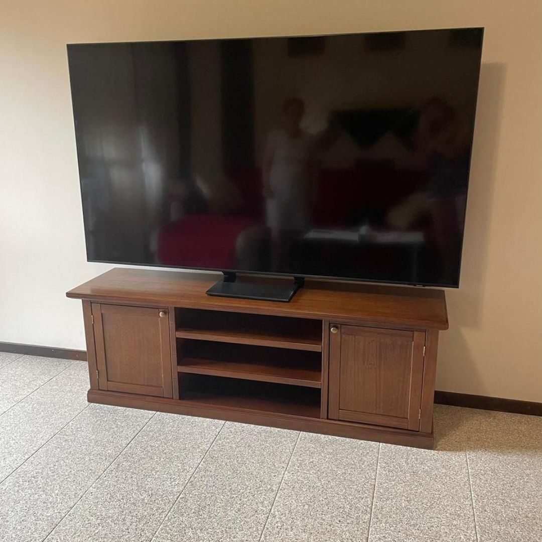 Mobile basso porta TV in stile classico con ripiani aperti e ante in legno