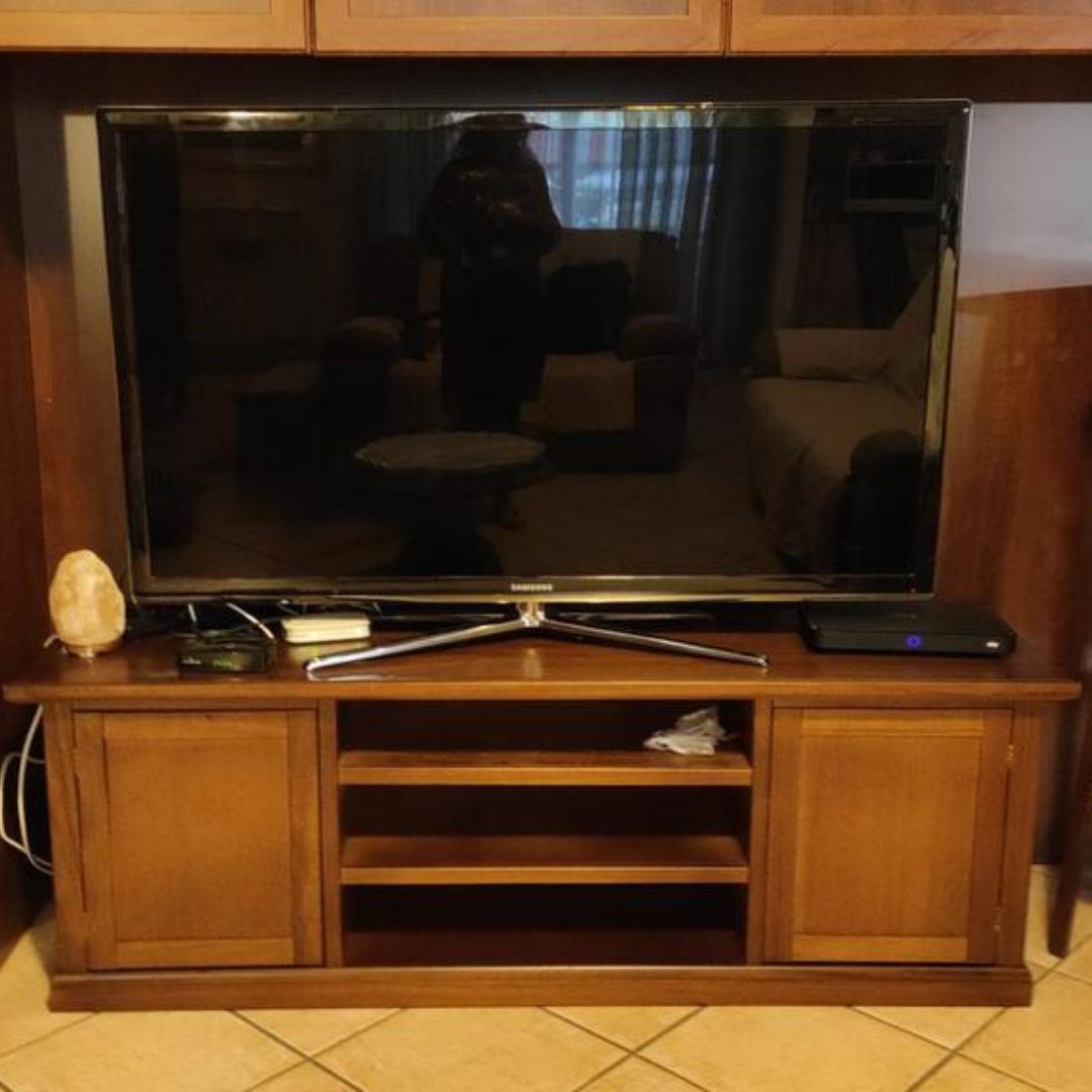 Mobile porta TV in legno con vani centrali a giorno, vista frontale