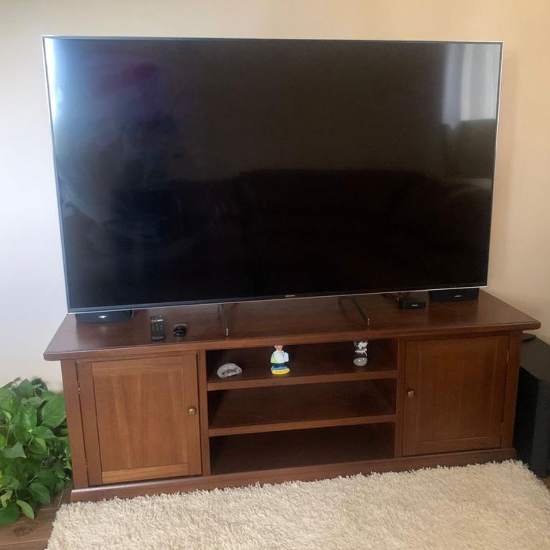 Mobiletto porta TV in legno scuro con due ante battenti e mensole centrali