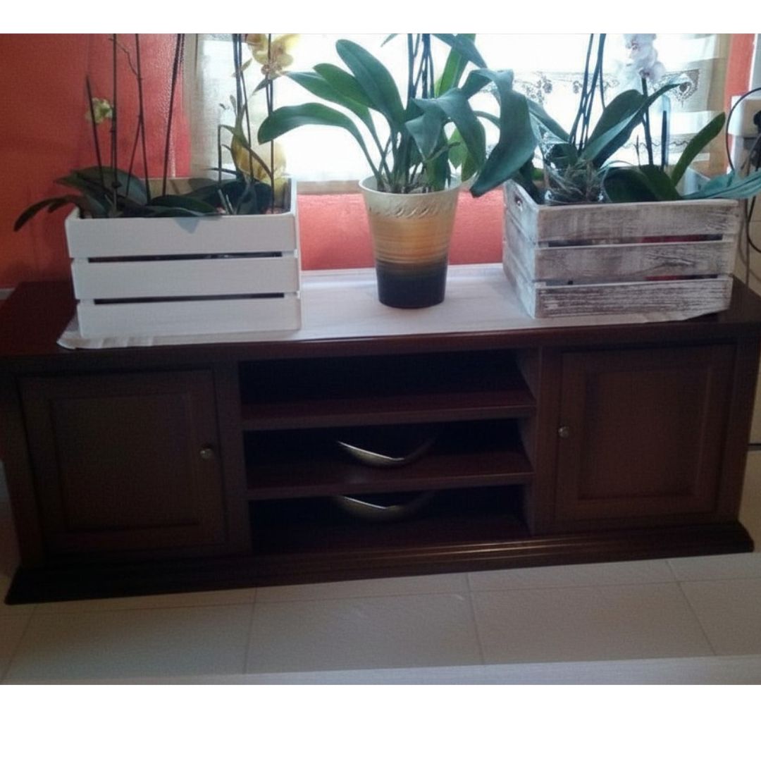 Dettaglio mobile porta TV in legno scuro, vista frontale su ambiente domestico