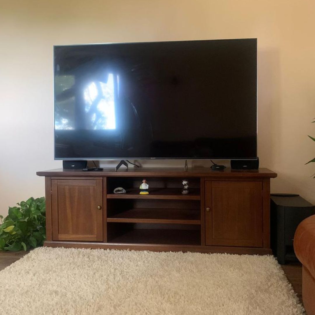 Mobile porta TV classico con vani per dispositivi e ante laterali