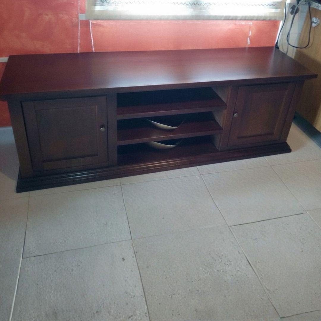 Mobile porta TV in legno decorato con piante, stile arredamento interno
