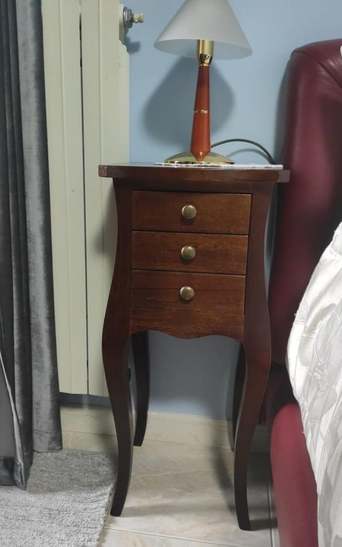 Mobile porta telefono Francesino in noce scuro con tre cassetti, stile Arte Povera, con lampada.