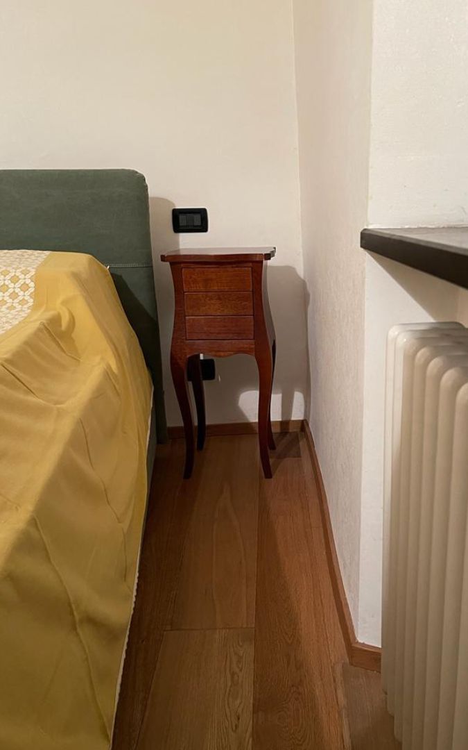 Tavolino porta telefono alto in noce, design Francesino, perfetto per angoli della camera da letto.