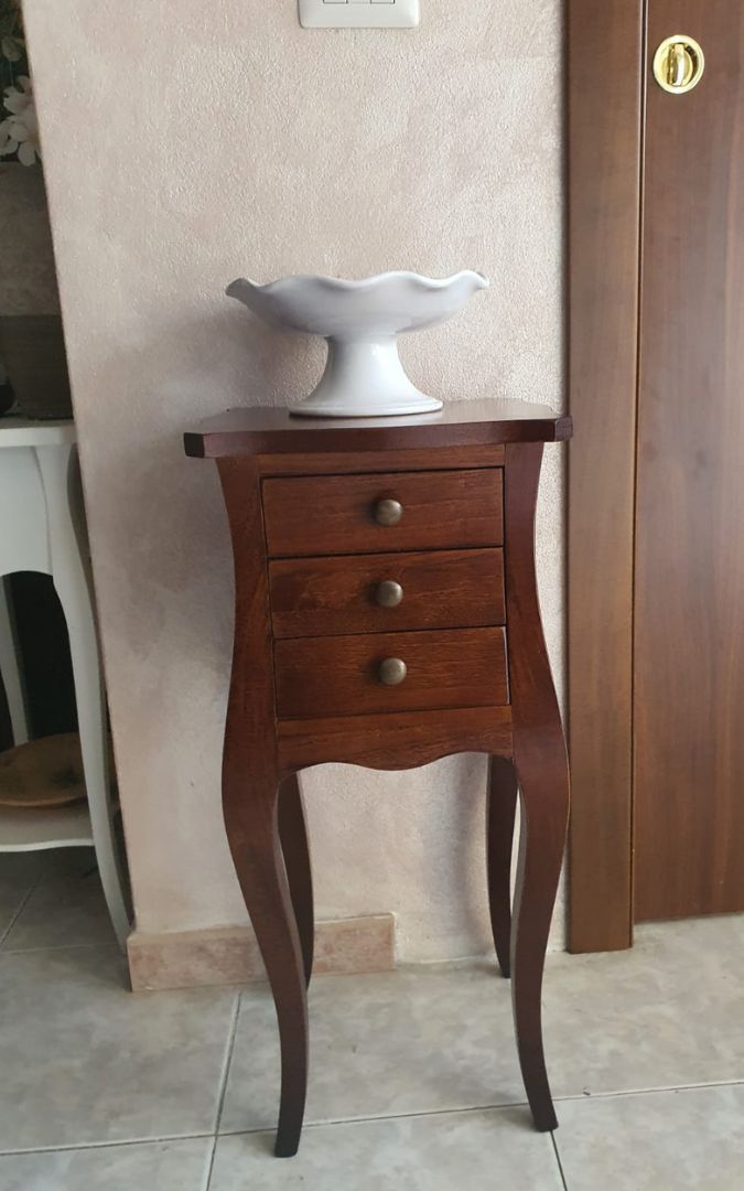 Dettaglio del mobile porta telefono Francesino in noce scuro, evidenziando il design elegante e la struttura a tre cassetti.