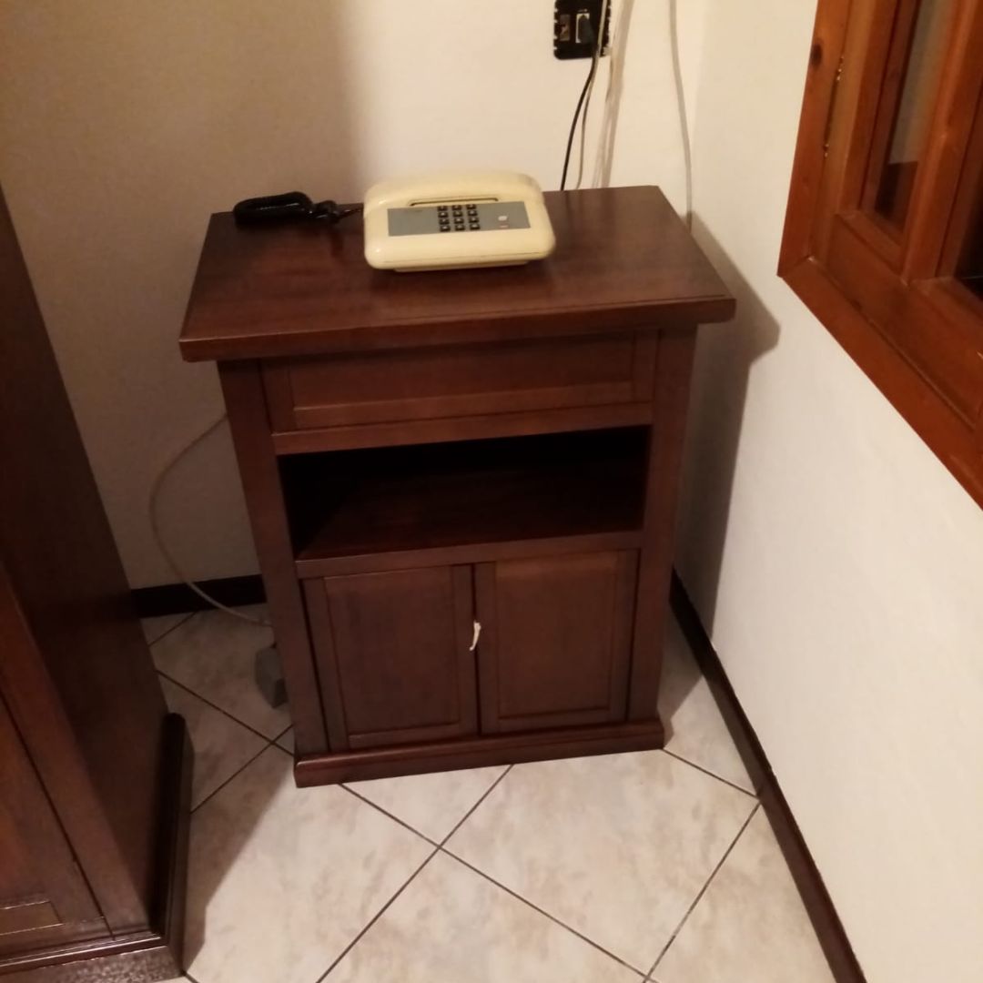 Mobile porta telefono in legno noce scuro stile arte povera con cassetto, vano e due ante