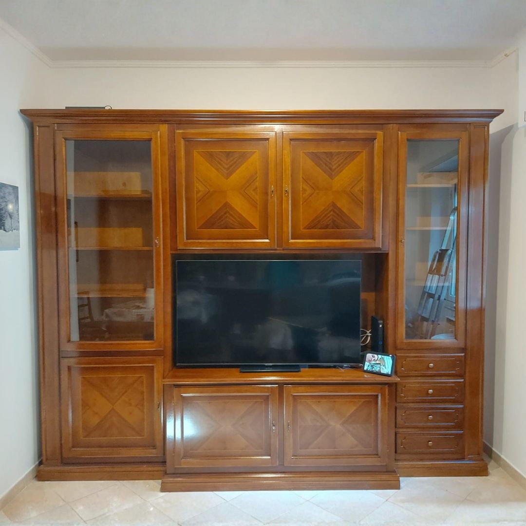 Parete attrezzata in legno noce scuro con vano TV e cassetti, stile artigianale