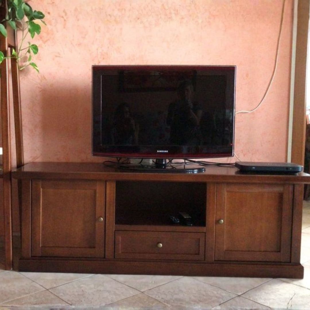 Mobile porta TV in legno noce con ante e cassetto in salotto