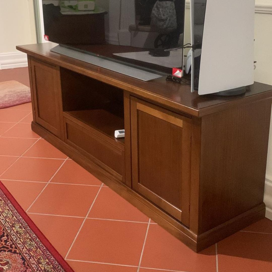 Vista angolare mobile TV in legno noce stile classico
