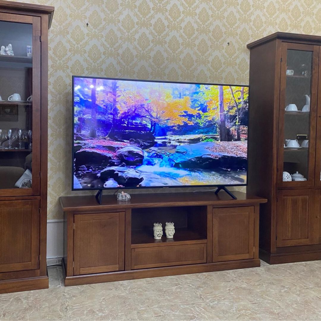 Porta TV in noce scuro inserito in parete attrezzata classica
