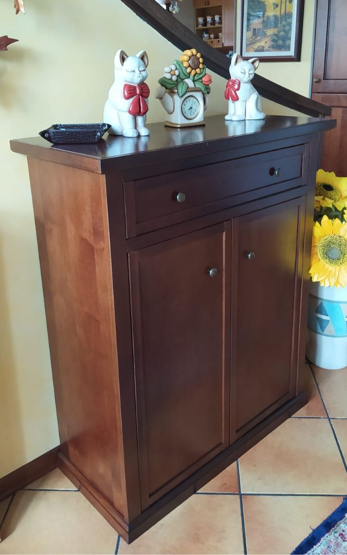 Mobile scarpiera chiuso in legno noce scuro, ideale per arredamento classico e arte povera.