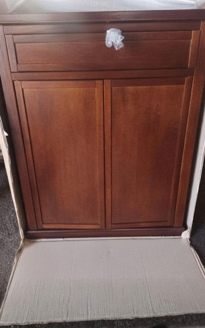 Scarpiera armadio in legno massello noce scuro, design classico con ripiani interni.