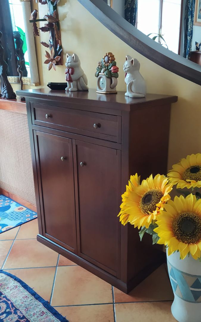 Scarpiera in legno noce scuro stile arte povera decorata con statuette di gatti e girasoli, ideale per l'ingresso.