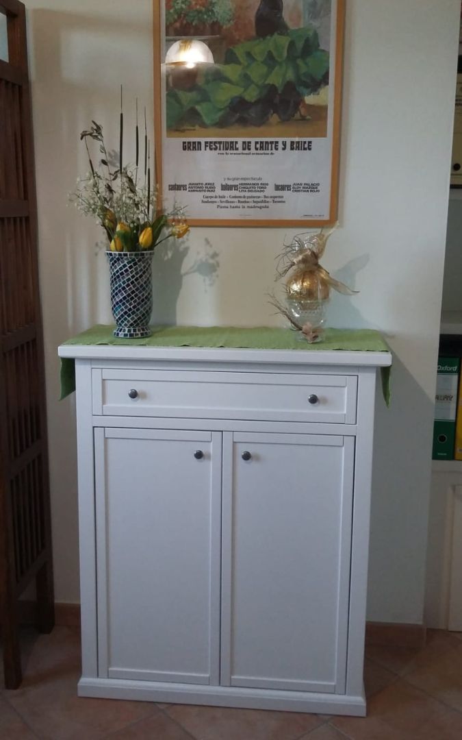 Interno di scarpiera armadio bianca con ripiani a vista, stile Arte Povera, perfetta per organizzare le scarpe.