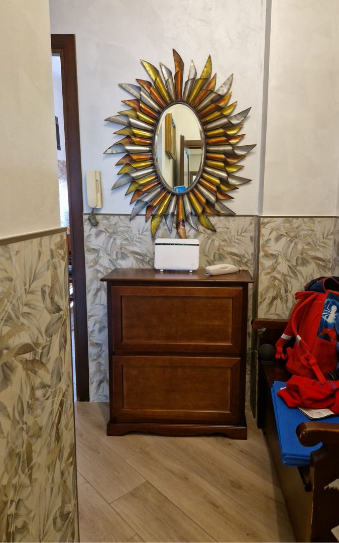 Scarpiera in legno noce scuro e bianco opaco, disponibile con configurazioni da 2 a 5 ante, stile arte povera.