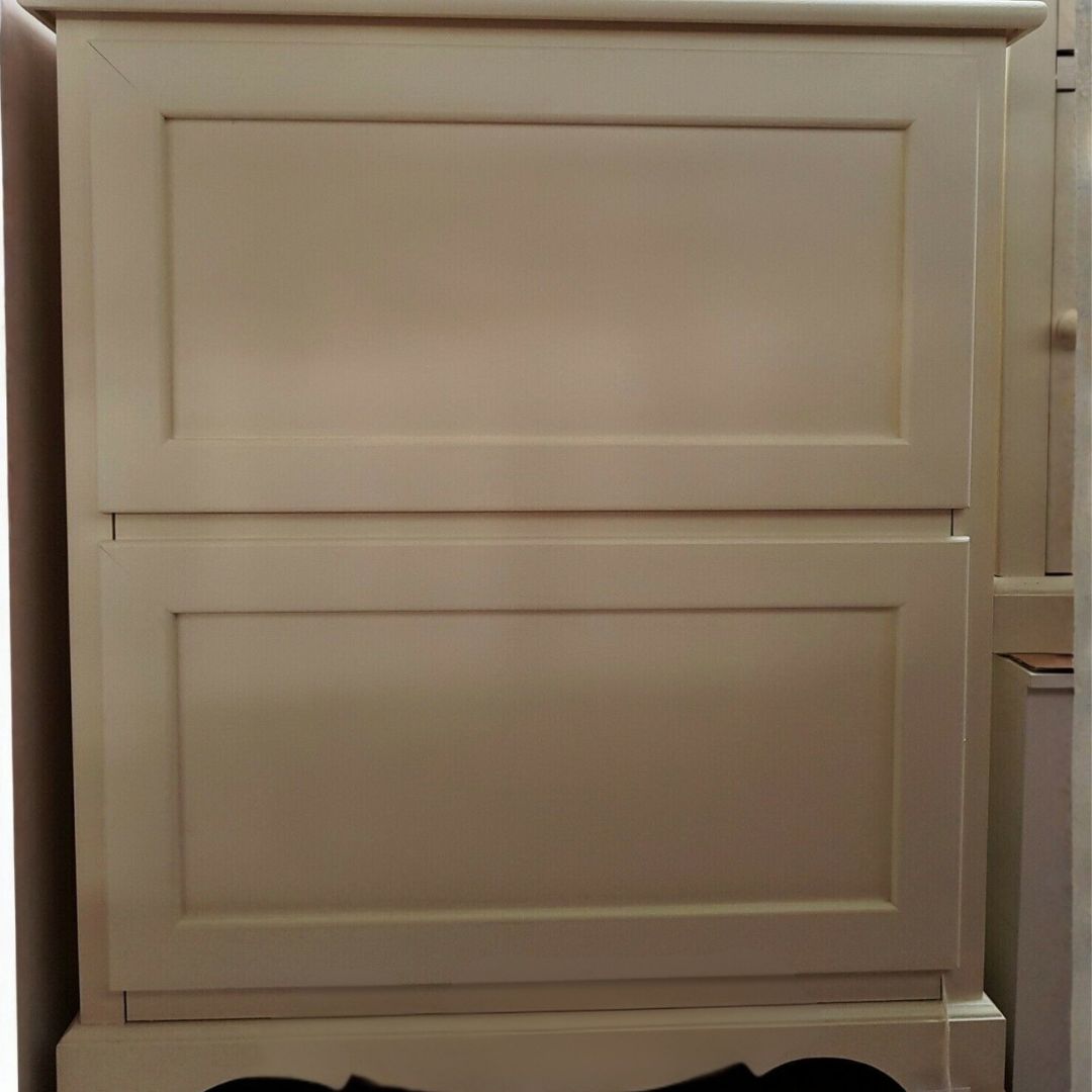 Scarpiera in legno noce scuro stile arte povera con cassetti e vani a vetro, posizionata in un ingresso classico.