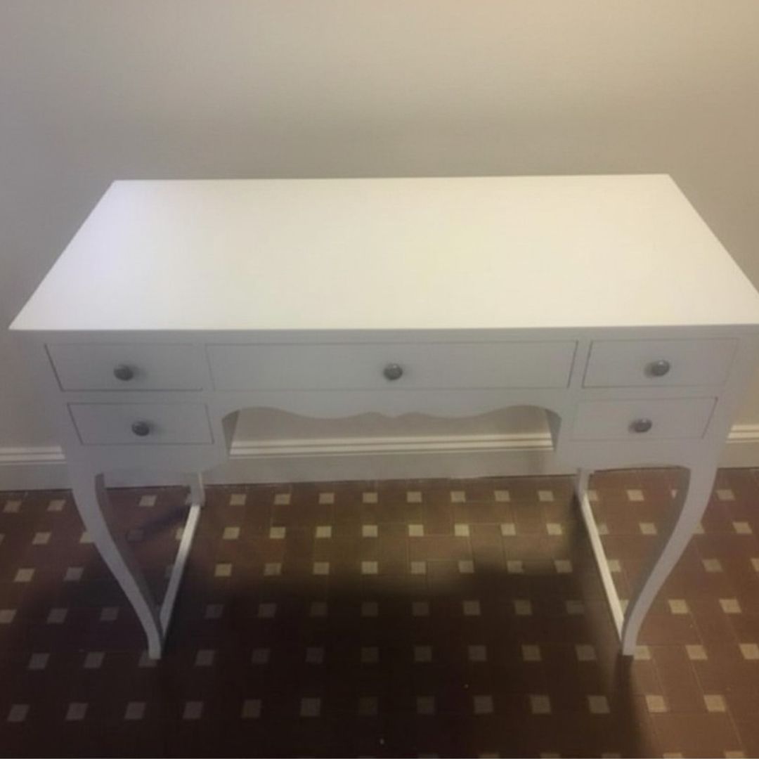 Scrivania in legno bianco opaco, stile classico con 5 cassetti e gambe curve a sciabola