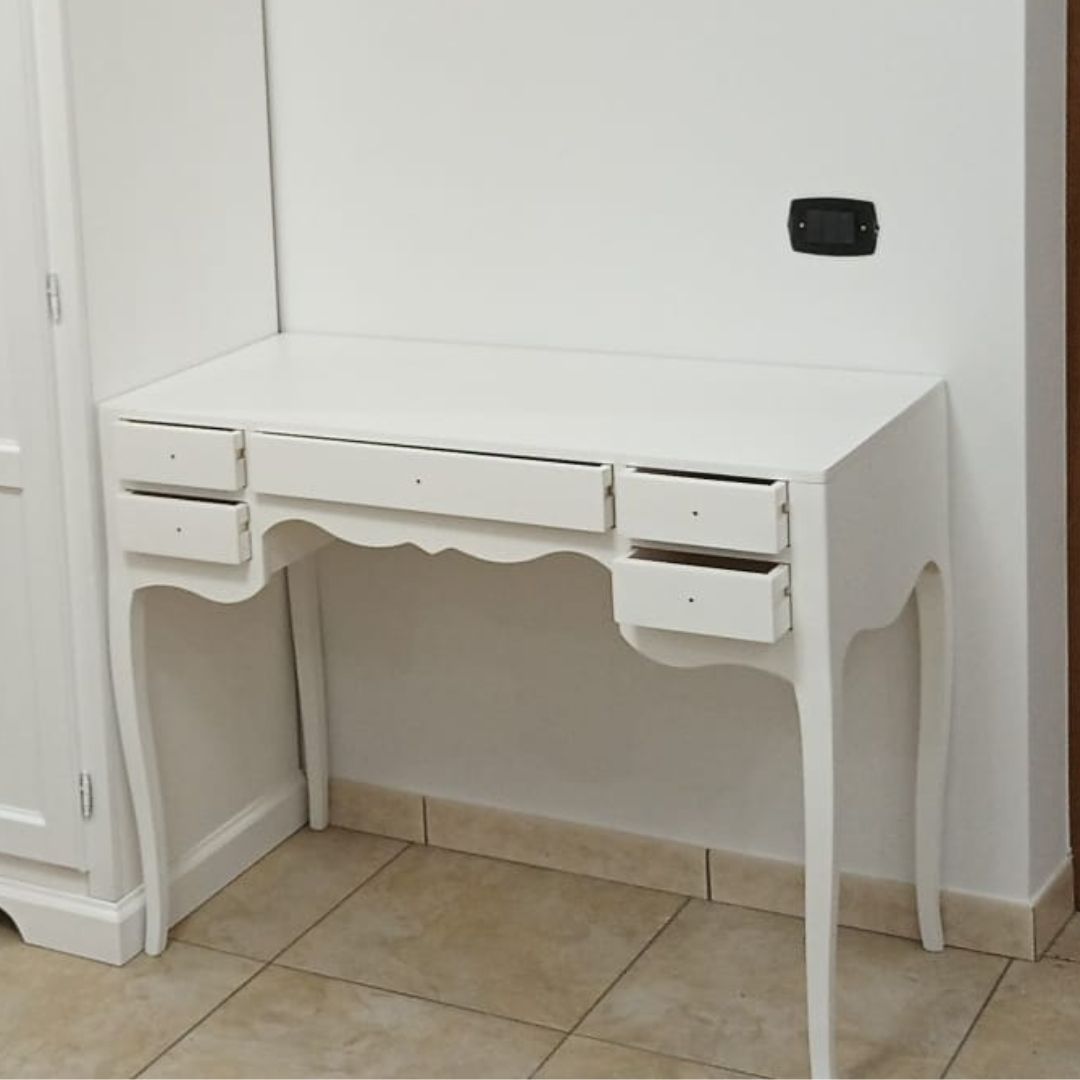 Mobile scrittoio bianco opaco con cassetti aperti, design elegante arte povera