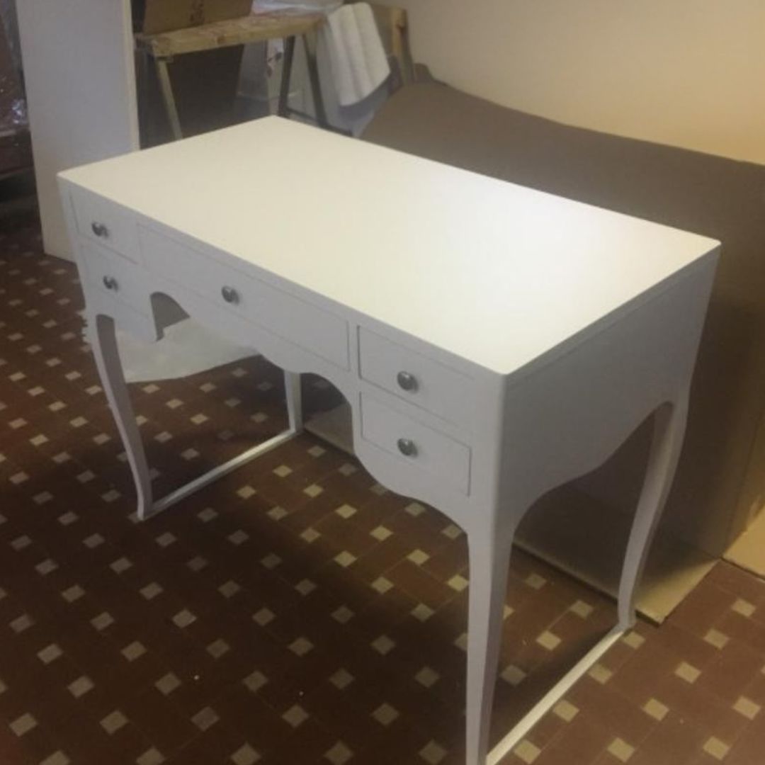 Scrittoio in legno bianco opaco, posizionato in interno, design vintage e pratico