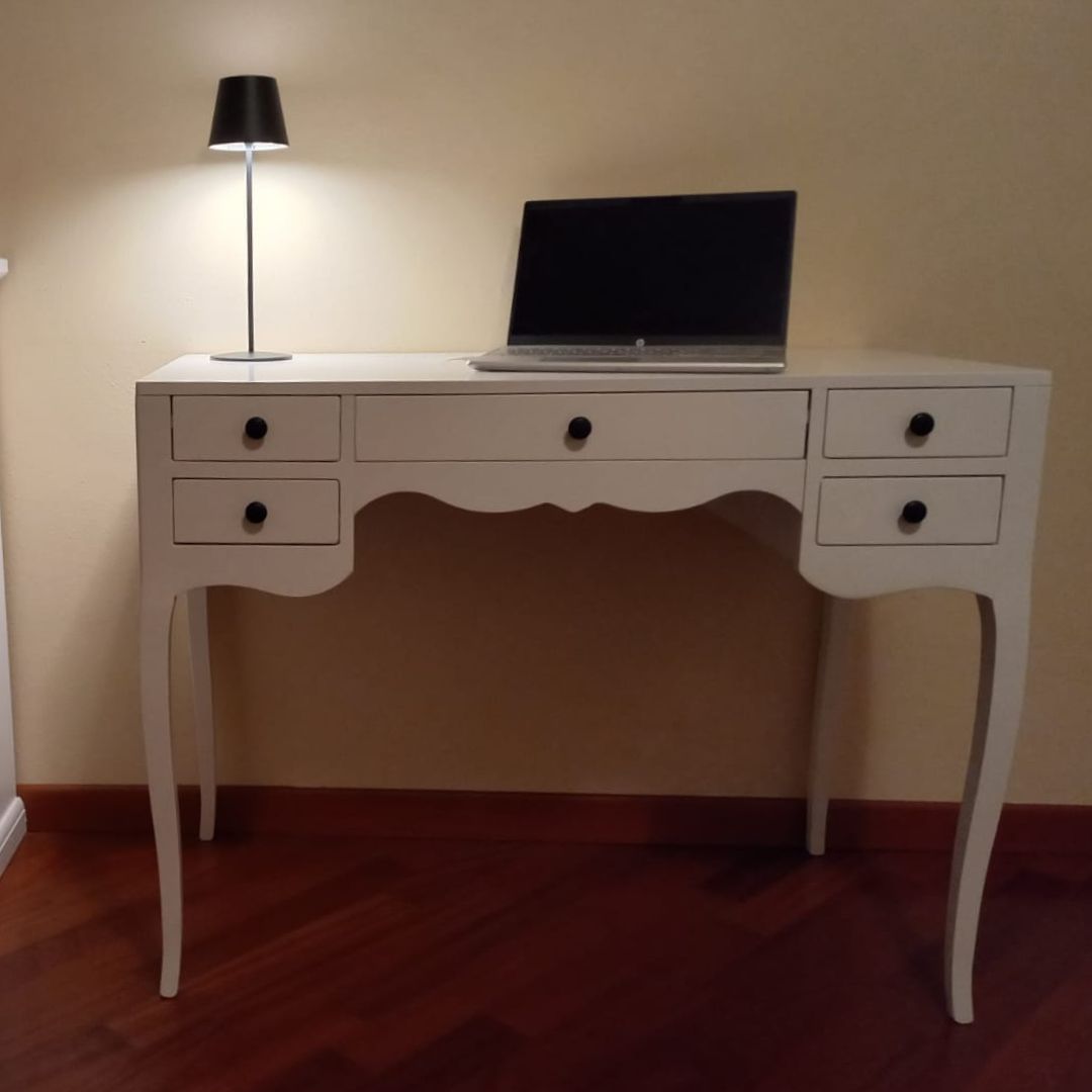 Scrittoio in legno bianco opaco stile Arte Povera con laptop e lampada da tavolo, 5 cassetti