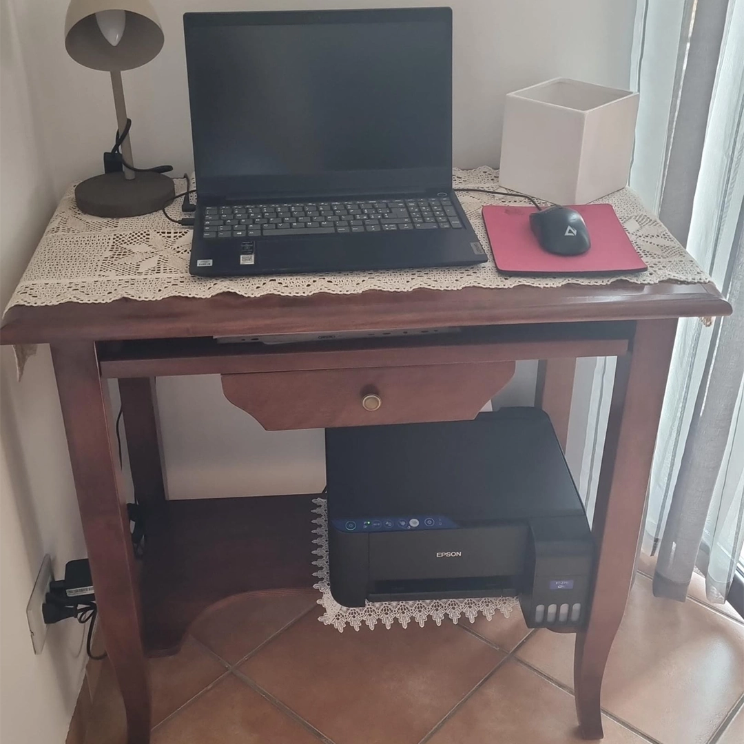 Scrivania in legno stile arte povera con vano porta stampante e ripiano estraibile, perfetta per l'arredo classico dello studio o dell'ufficio.
