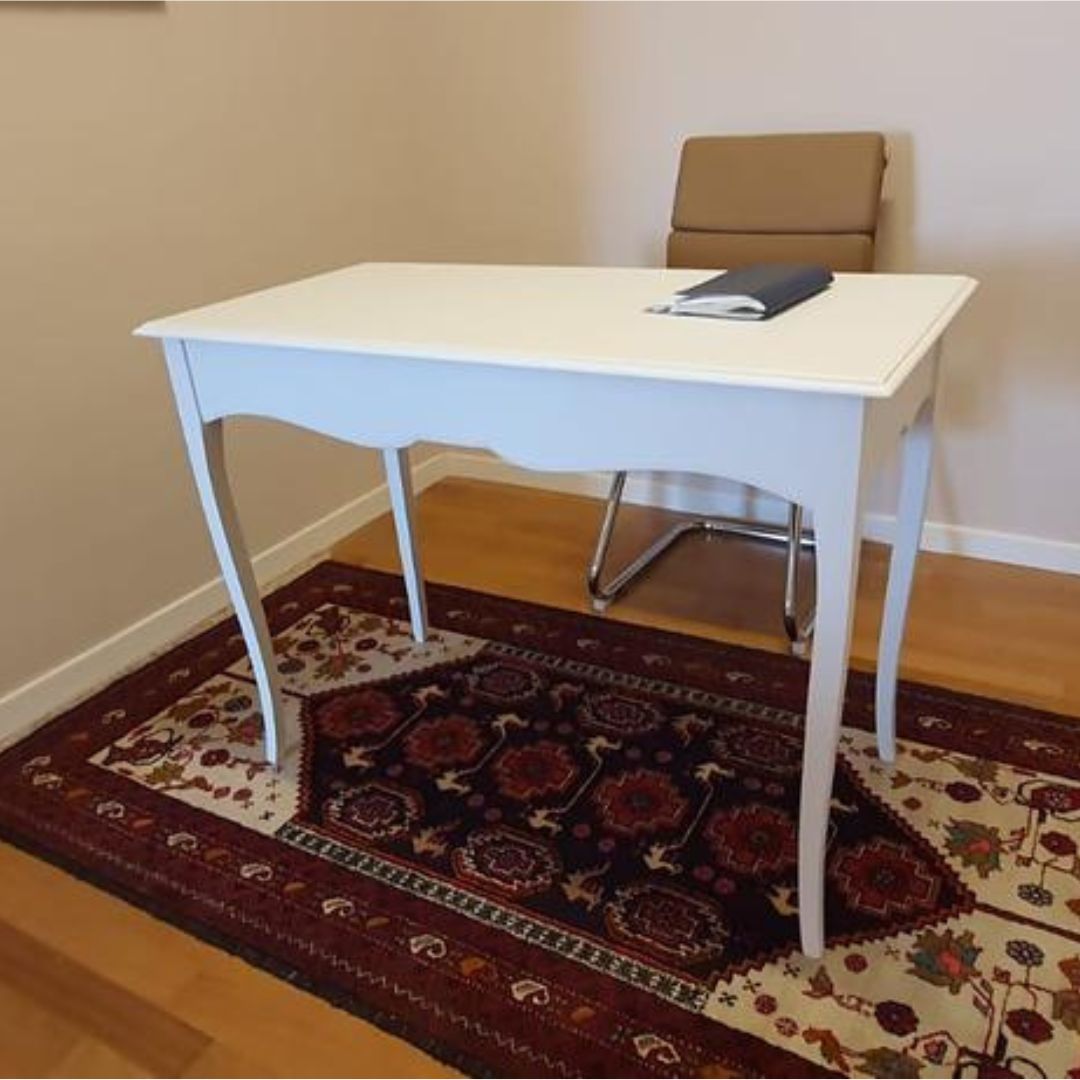 Dettaglio scrittoio bicolore in noce e bianco con cassetti, design classico