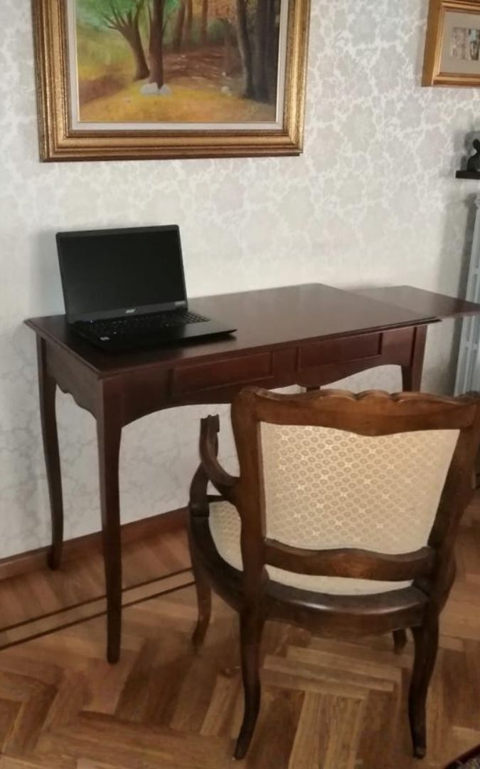 Scrivania intera in legno noce scuro e bianco opaco, 2 cassetti, stile tradizionale
