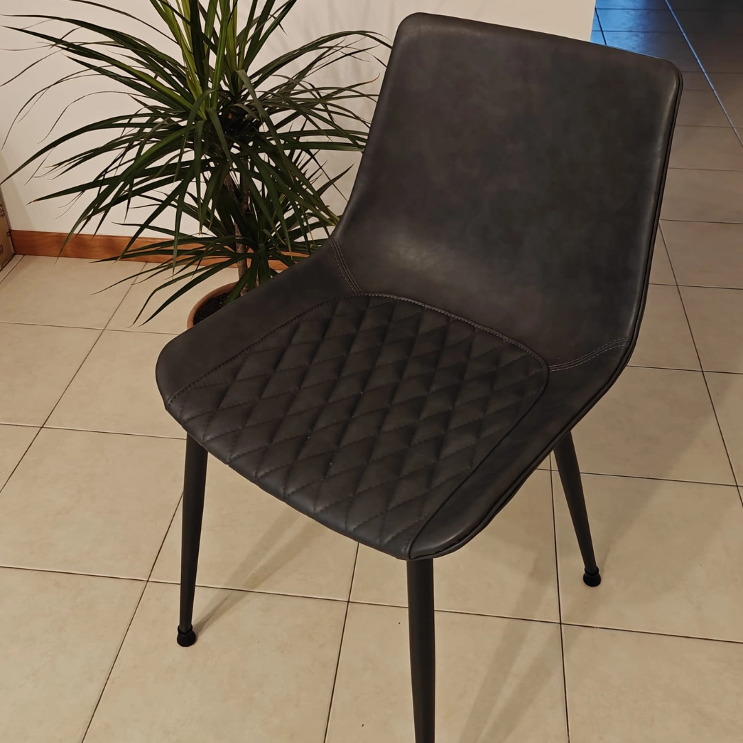Sedia moderna antracite imbottita in ecopelle con trapuntatura a rombi e gambe nere - Marca Design Shop
