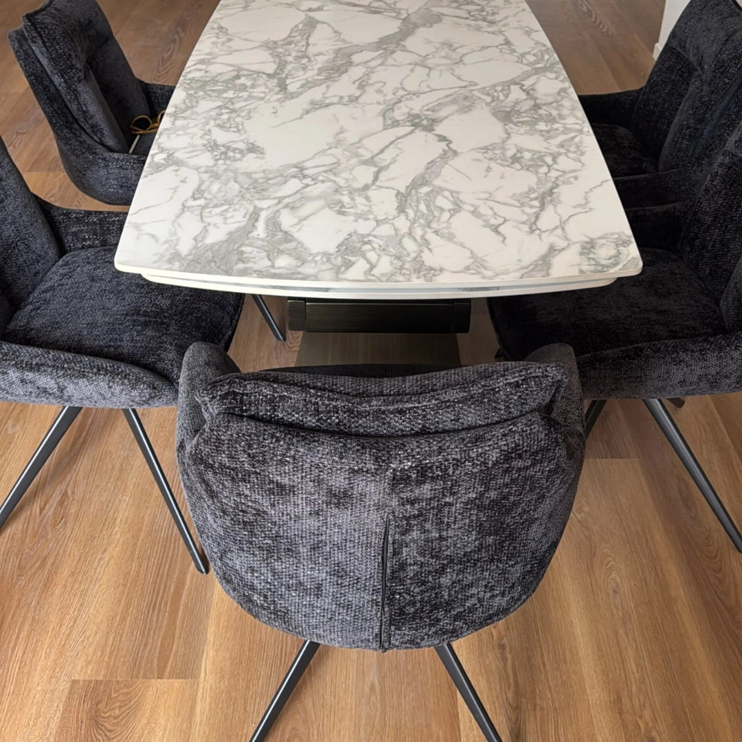 Dettaglio sedia moderna imbottita con braccioli in tessuto scuro e base nera - Marca Design Shop