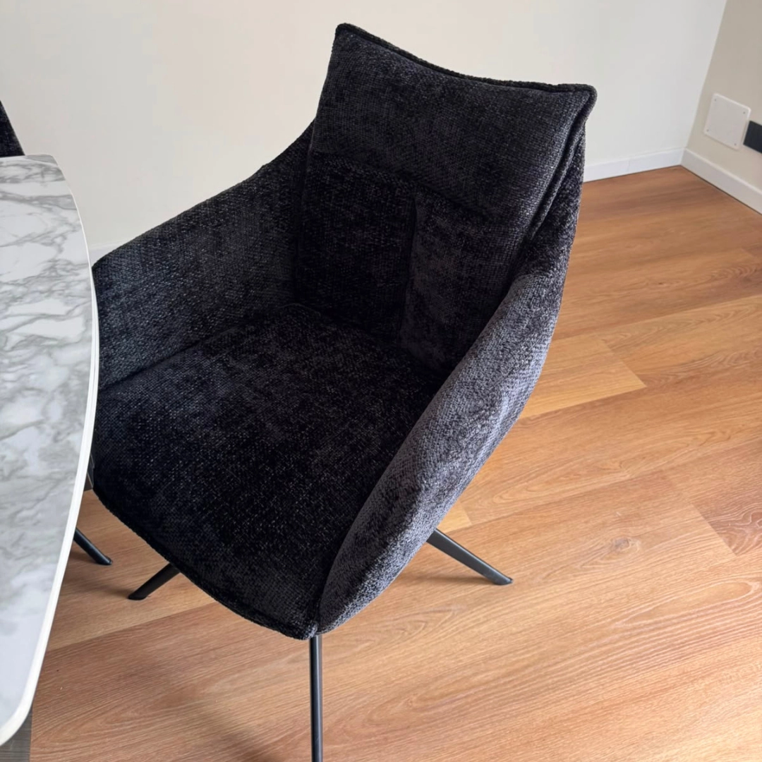 Sedia moderna con braccioli e cuscino schienale in tessuto bouclé scuro - Marca Design Shop