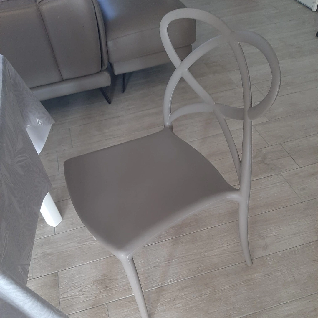 Sedia moderna impilabile in polipropilene color tortora Marca Design Shop