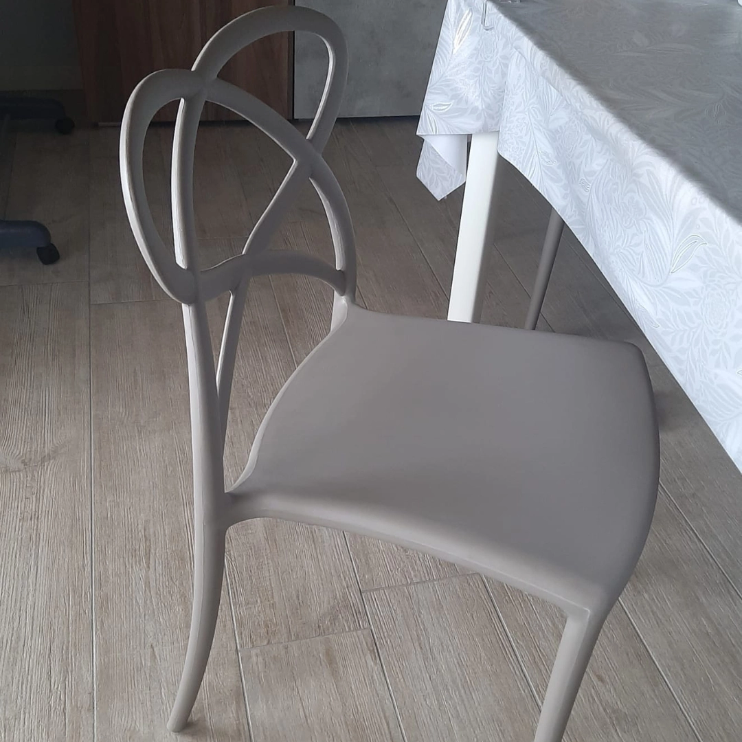 Dettaglio schienale intrecciato sedia impilabile Marca Design Shop