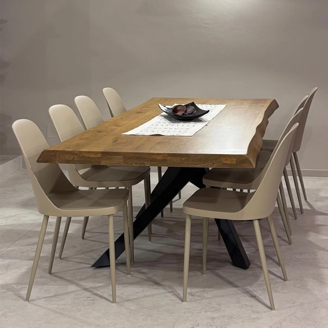 Set di 4 sedie moderne in polipropilene tortora abbinate a un tavolo in legno per arredamento di design su Marca Design Shop
