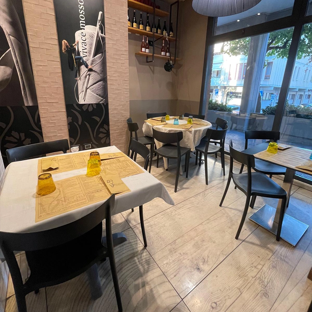 Set di 2 sedie nere in polipropilene per arredo moderno di sale da pranzo, ristoranti e locali contract.