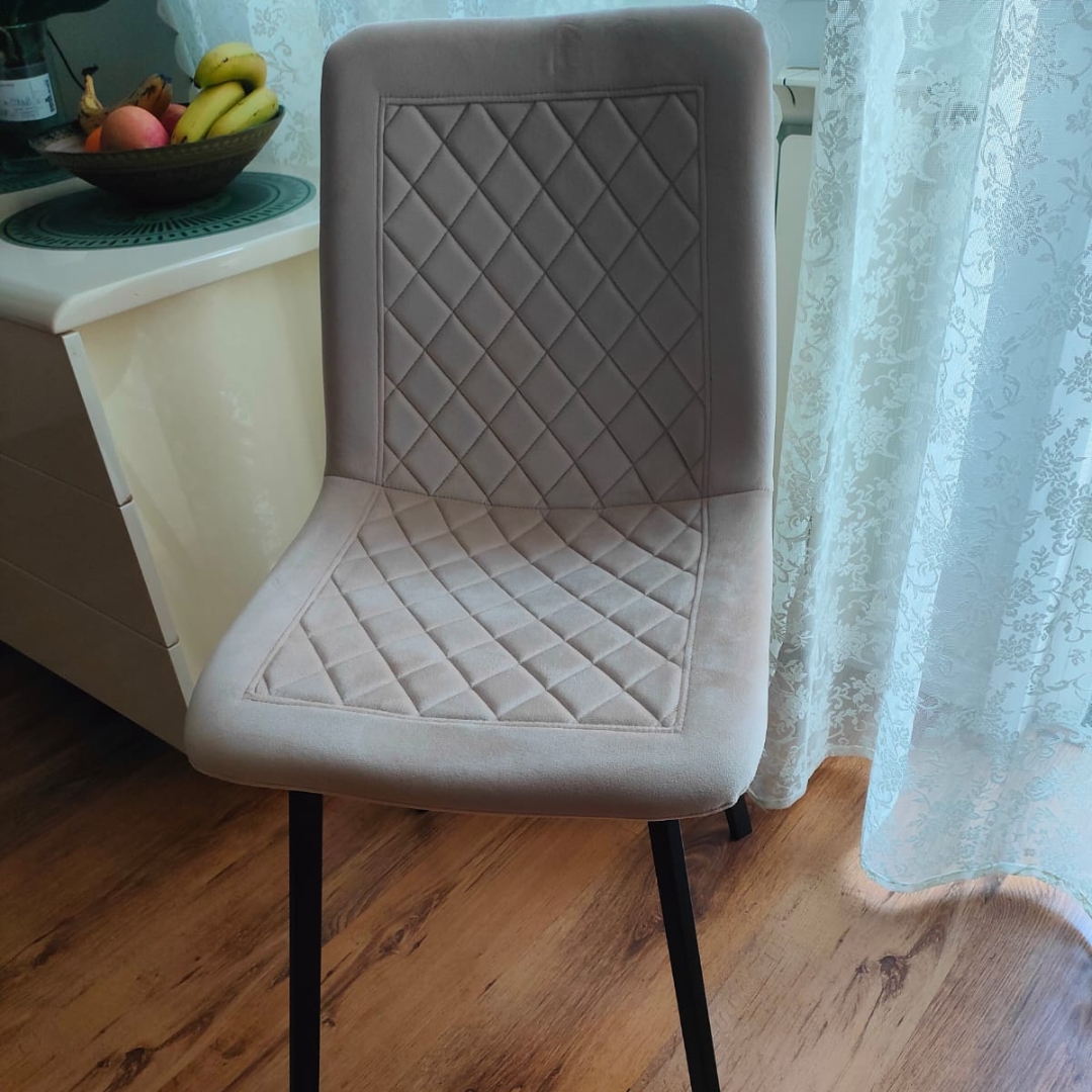 Set di sedie in velluto color crema con finiture trapuntate e struttura in metallo nero, stile scandinavo. Marca design shop.