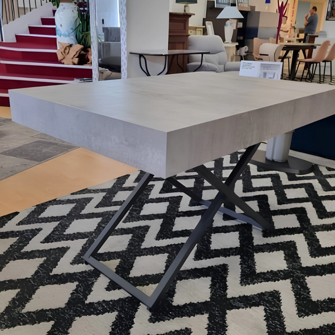 Tavolo allungabile con piano effetto cemento e base a croce - Marca Design Shop