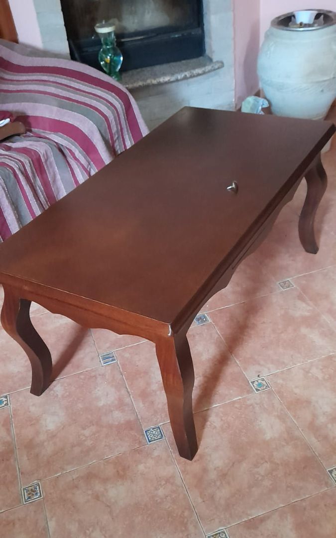 Tavolino moderno classico in legno noce e bianco, ideale per divano.