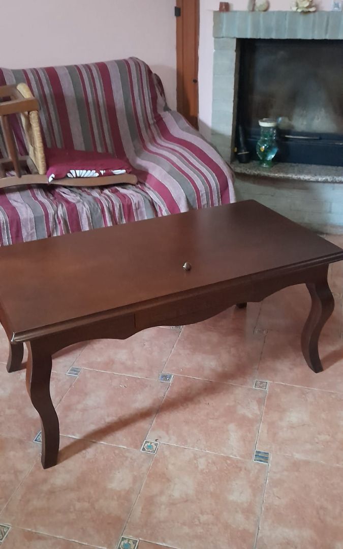 Elegante tavolino in legno bicolore con cassetto, perfetto per arredo arte povera.