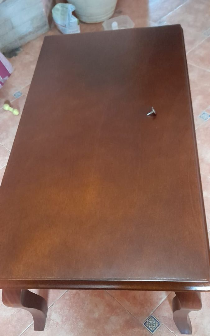 Tavolino da salotto in legno con cassetto, finitura bicolore noce e bianco.