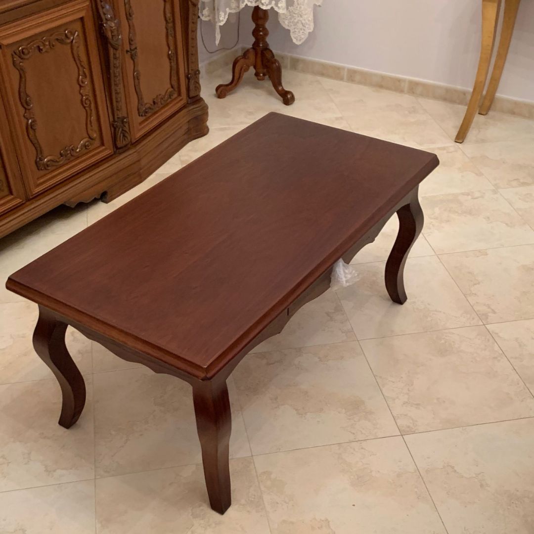 Dettaglio del cassetto del tavolino in legno noce e bianco, stile classico.