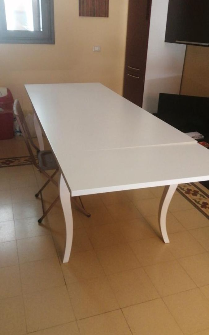 Tavolo da pranzo allungabile bianco opaco, design classico con gambe a sciabola lavorate.