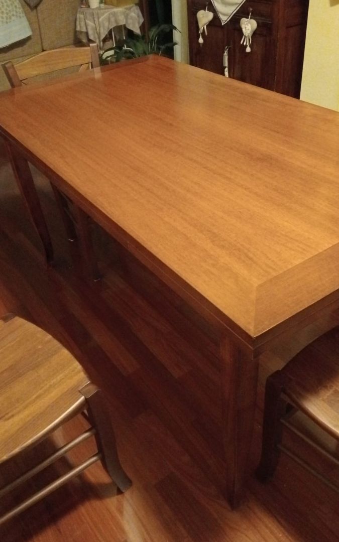 Tavolo rettangolare allungabile in legno massello, finitura noce scuro Bassano