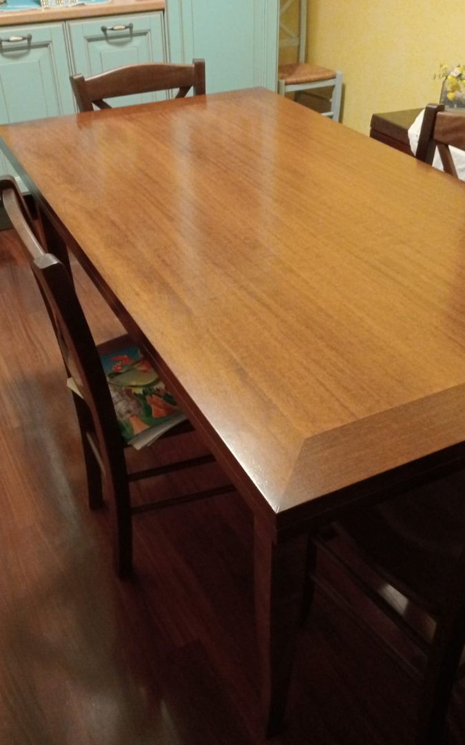 Vista angolare tavolo allungabile in legno finitura Bassano, design solido